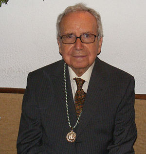 Garcia Baena con medalla.jpg